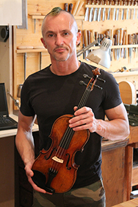 Master Luthier Thomas Rojahn