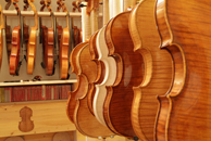 Geigen und Bratschen in unterschiedlichen Stadien der Arbeit